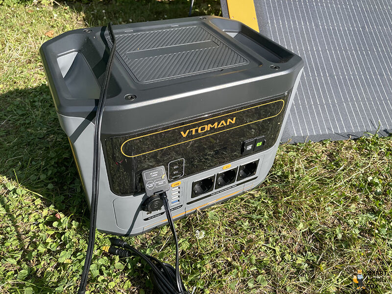 Die Ladeanschlüsse der VTOMAN Flashspeed 1500 Powerstation sind zu sehen und ein Stromkabel ist eingesteckt und die Powerstation wird geladen.